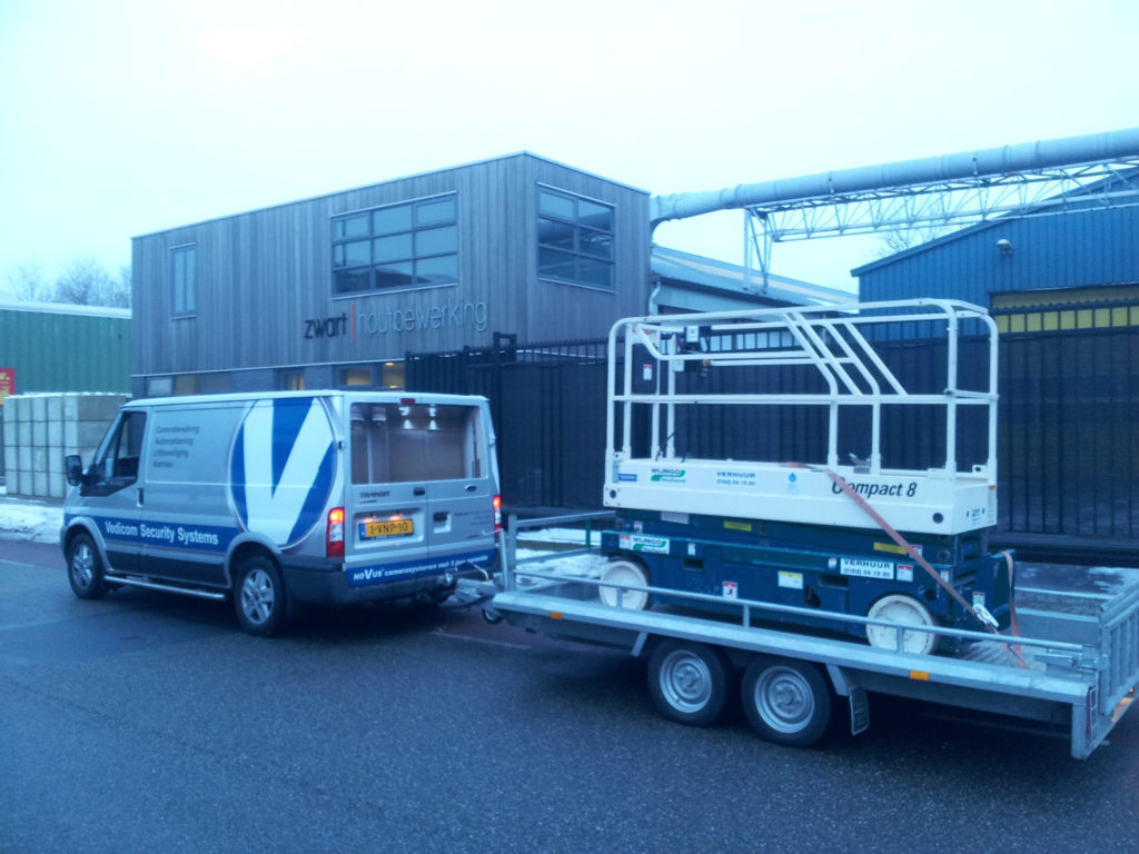 Installatie bij bedrijfspand