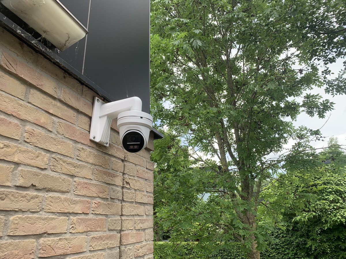 Dome camera buiten op muur