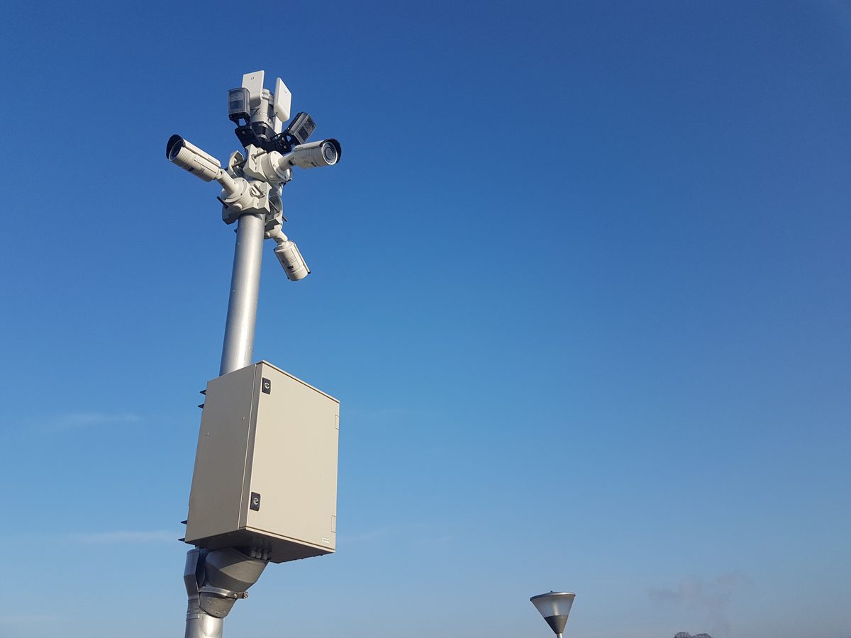 Cameramast met PTP schotel