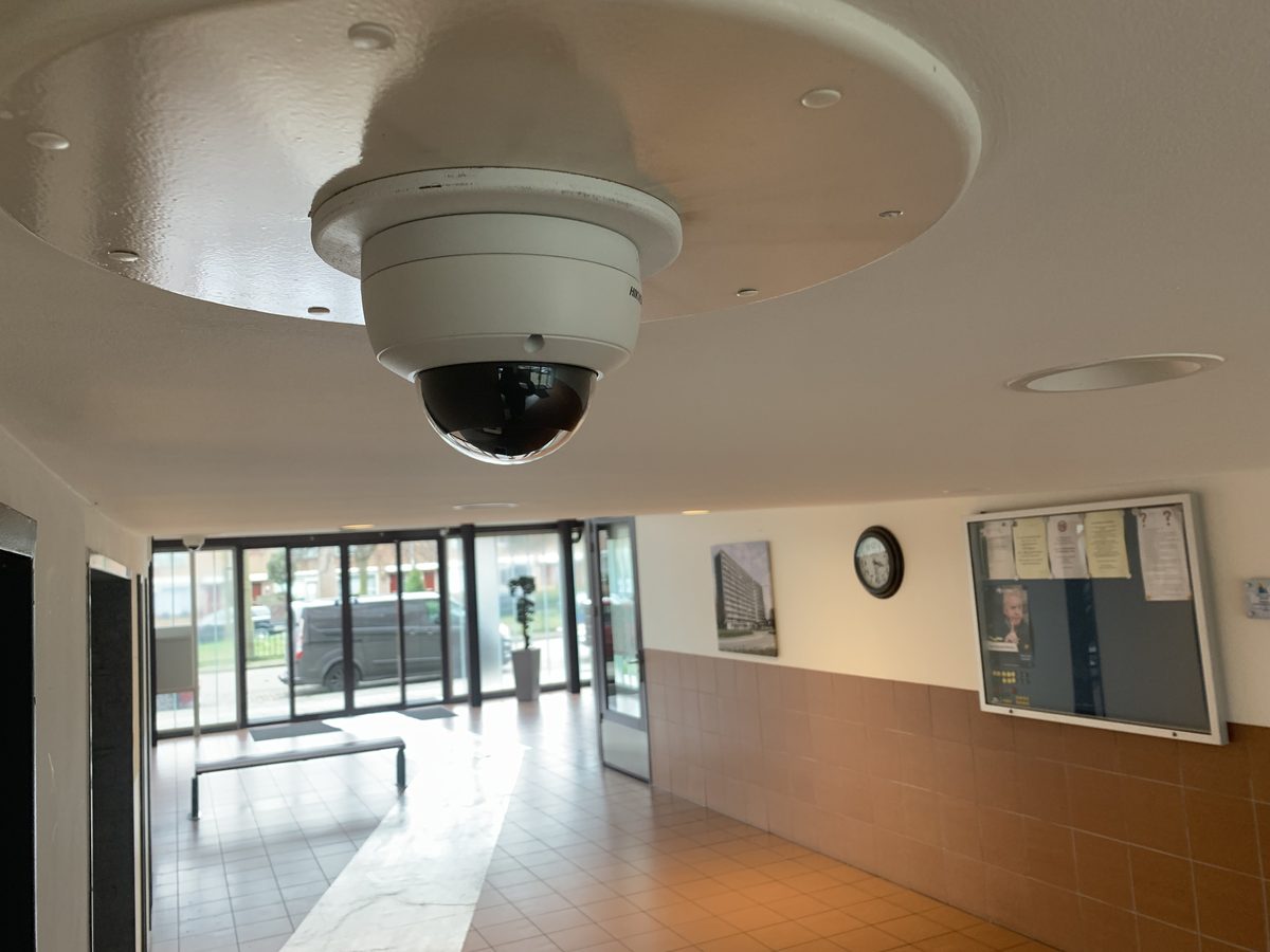 Camera in entreehal VvE-complex