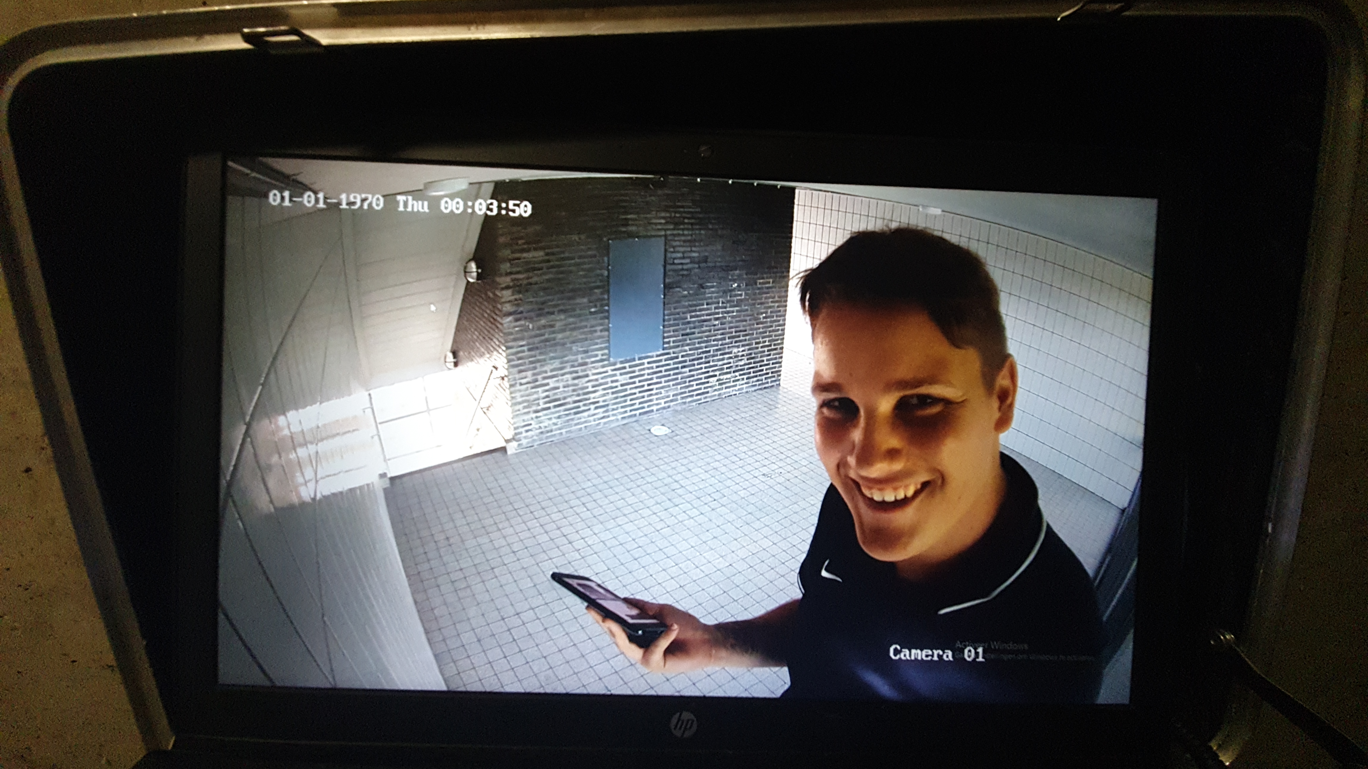 Monteur controleert camera in parkeergarage