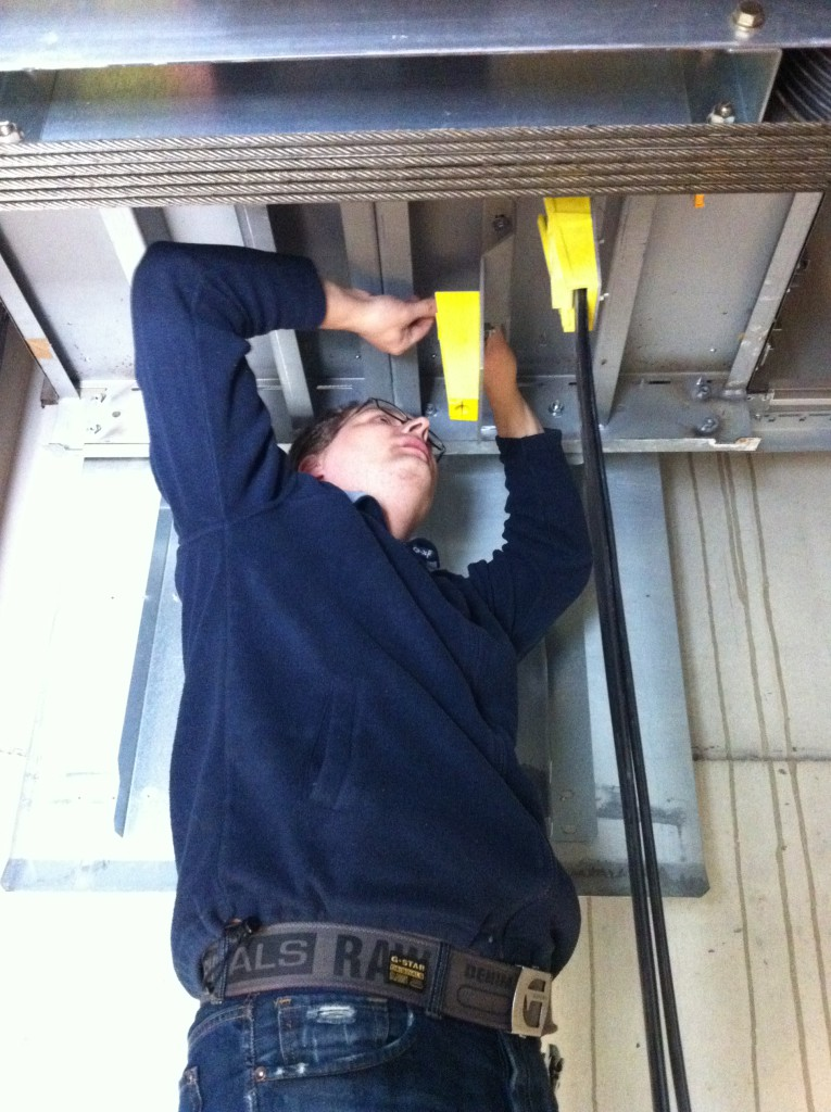 Monteur aan het werk in liftschacht
