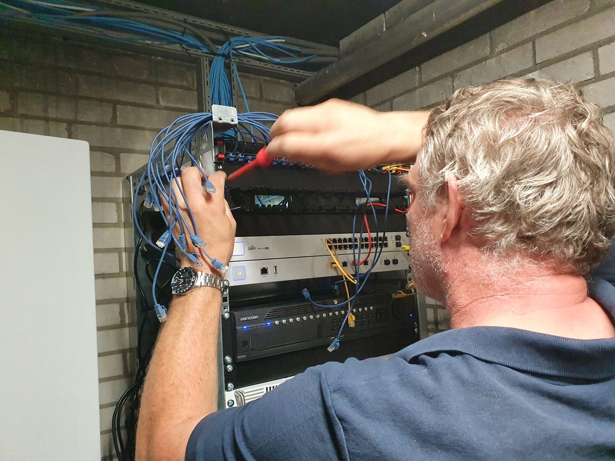 Monteur aan het werk in patchkast