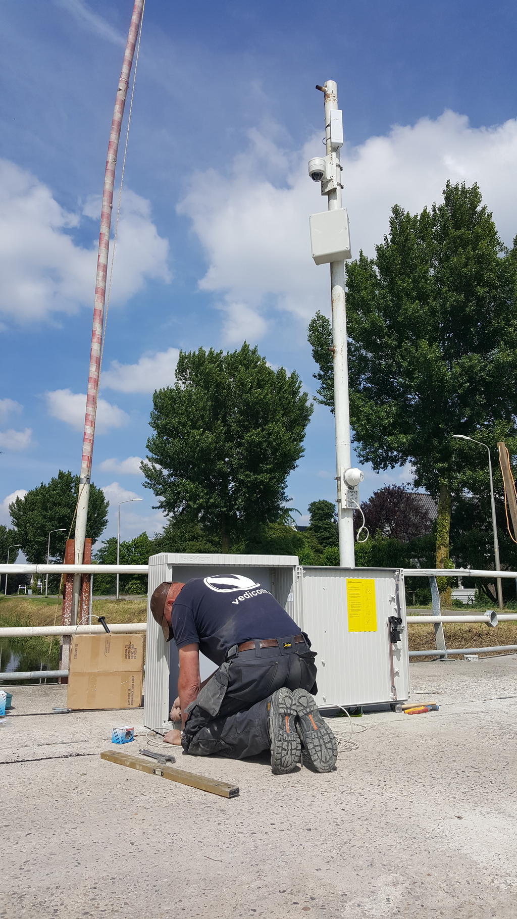 Monteur bij cameramast