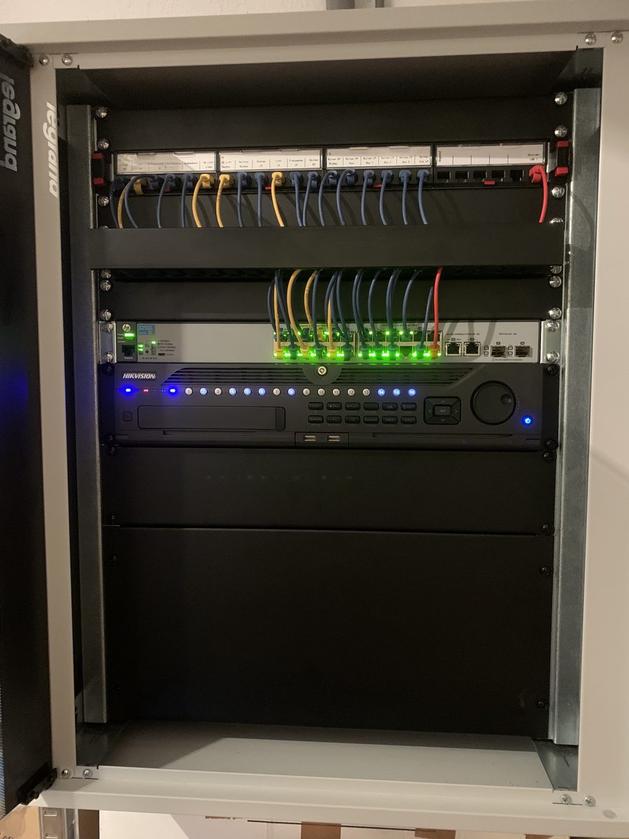 Hikvision NVR in patchkast