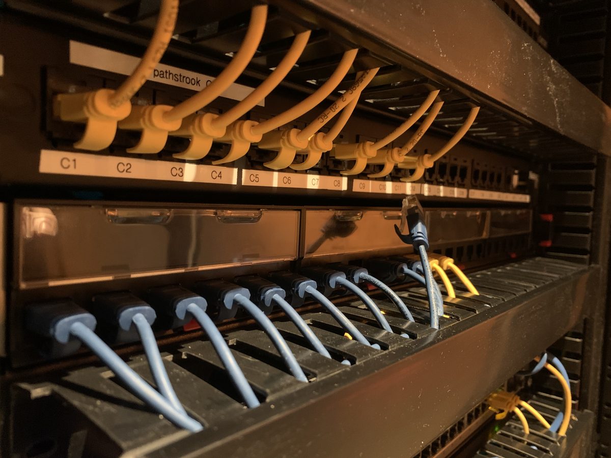 Gelabelde patchkabels C1-C8 in patchpaneel