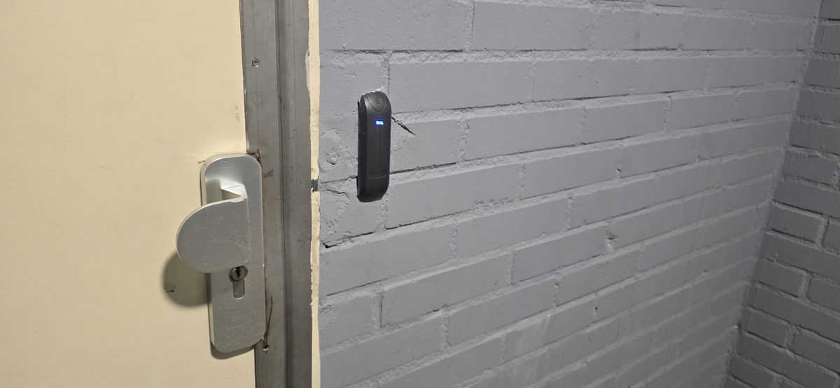 Taglezer naast deurklink