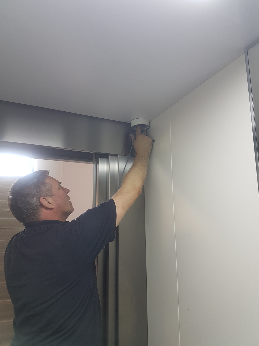 Monteur installeert bewegingsmelder