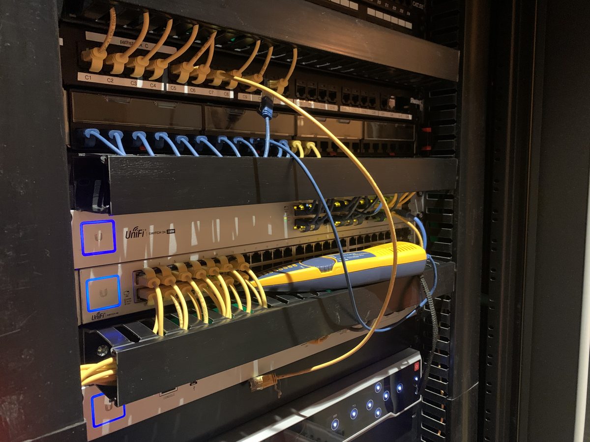 UniFi switch in patchkast